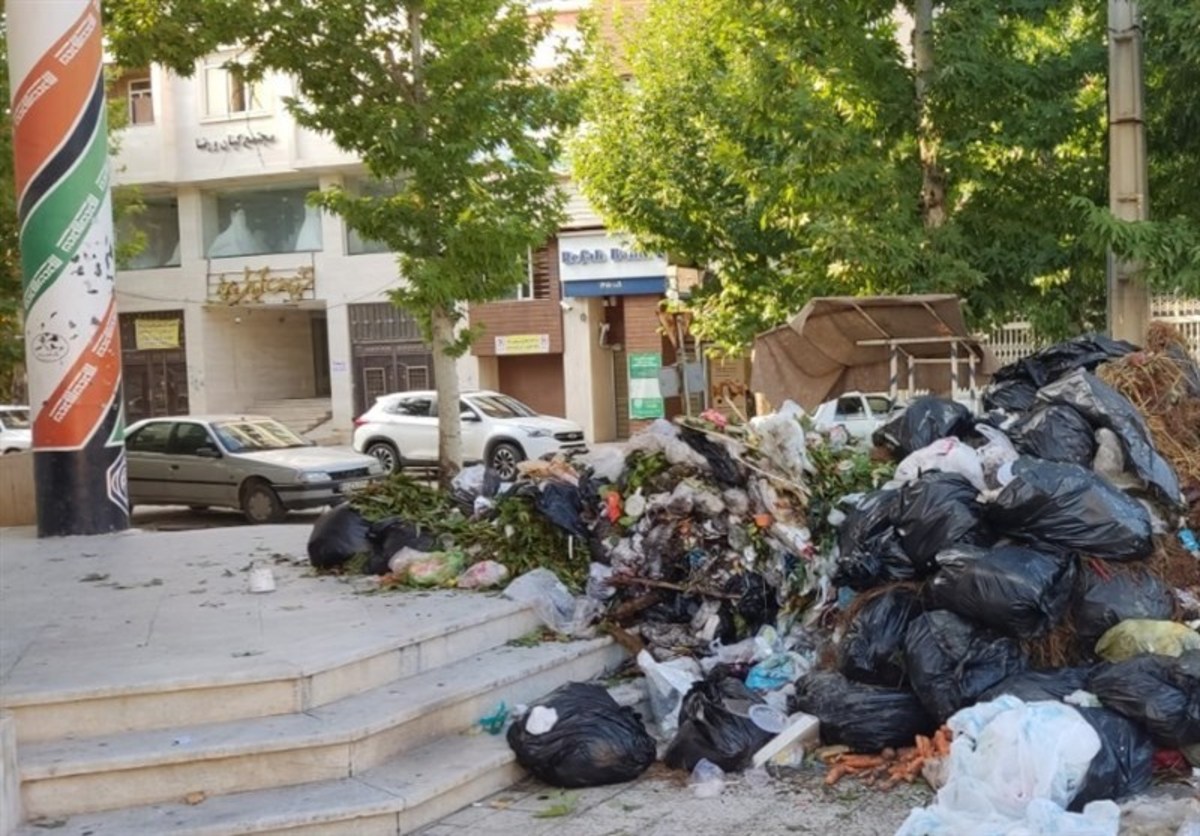واکنش شهردار یاسوج به تخلیه زباله‌ها در جلوی در ساختمان تامین اجتماعی: حرکت خودجوش پاکبانان بود / وقتی فهمدیدند تامین اجتماعی حساب‌های شهرداری را بسته، اقدام به این کار کردند