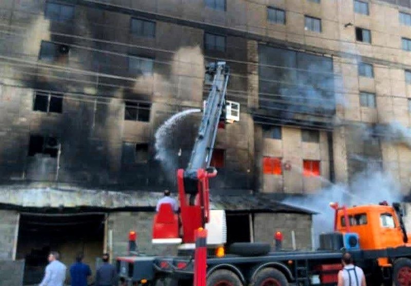 مهار آتش‌سوزی بزرگ کارخانه مبل پرند پس از 8 ساعت جدال با آتش