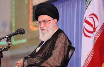 اقدام رئیس یک قوه در متهم کردن دو قوه دیگر ، کاری بد، خلاف شرع و قانون و تضییع حقوق مردم است/ دفاع رئیس مجلس مقداری زیاده‌روی بود / بنده فعلا نصیحت می کنم