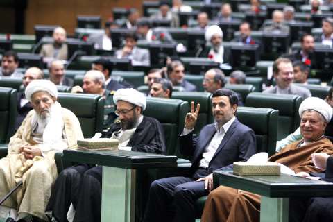 علامت پیروزی احمدی نژاد