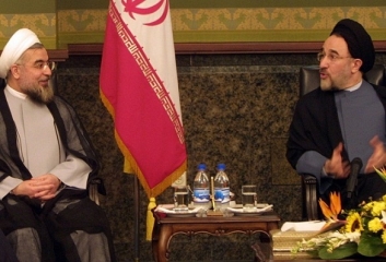تفاوت روحانی و خاتمی از نگاه رویترز: او سیاستمداری زیرک است که می تواند در میدان مین سیاست ایران شانس بیشتری داشته باشد
