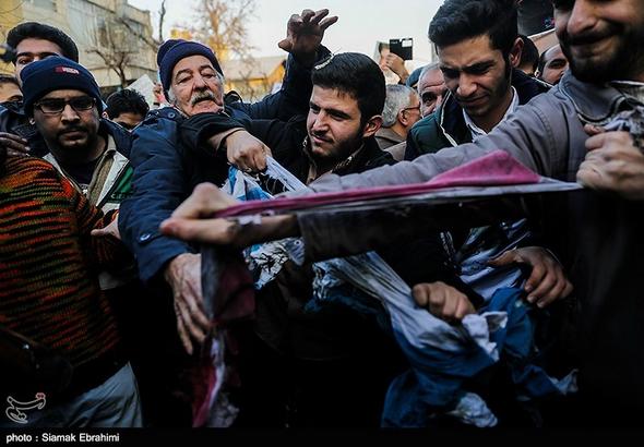 تصاویر : تجمع مقابل سفارت فرانسه در اعتراض به هتک حرمت پیامبر(ص)