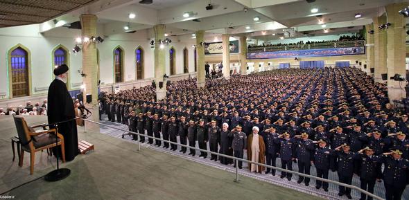 تصاویر : دیدار مقام معظم رهبری با فرماندهان، مسئولان و جمعی از پرسنل نیروی هوایی ارتش و پدافند