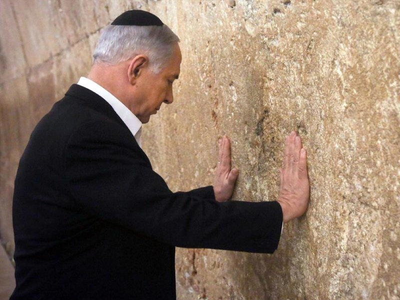 دعای نتانیاهو مقابل دیوار ندبه پیش از سفر به آمریکا +عکس