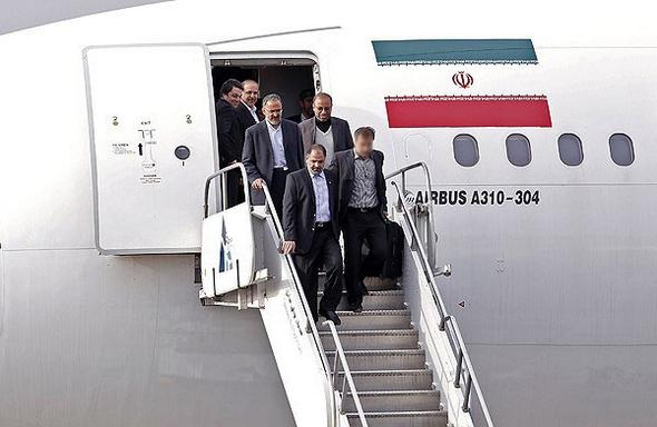 تصاویر : بازگشت دیپلمات ربوده شده به کشور