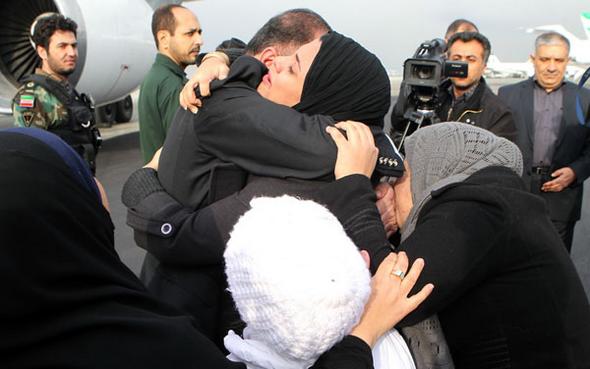 تصاویر : بازگشت دیپلمات ربوده شده به کشور