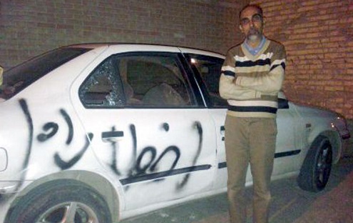خودروی وکیل علی مطهری هم در شیراز با آجر تخریب شد/ با اسپری روی اتومبیل نوشته بودند: «اخطار اول» ! + تصویر