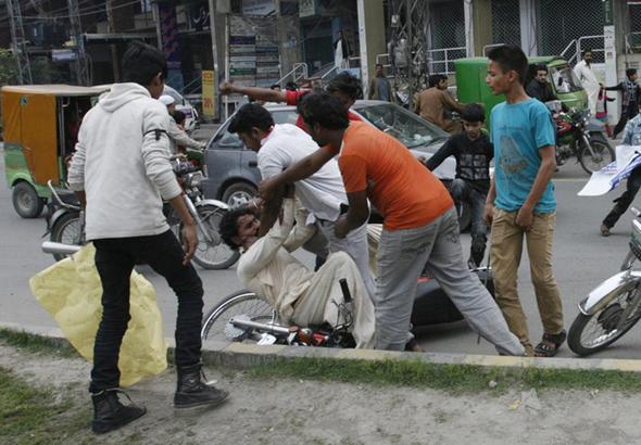 تصاویر : آشوب پس از حمله به کلیسای لاهور