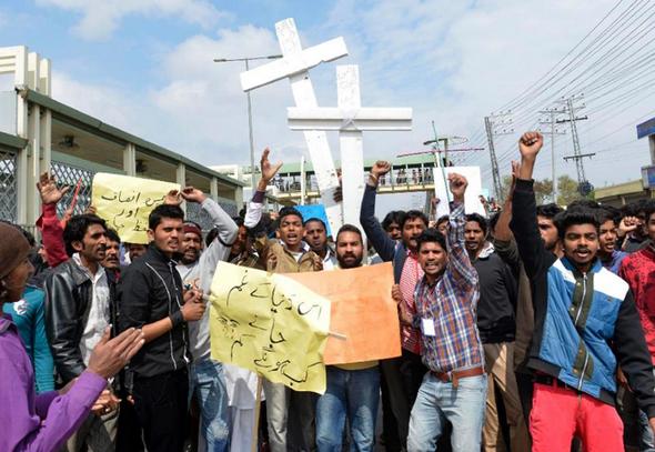 تصاویر : آشوب پس از حمله به کلیسای لاهور