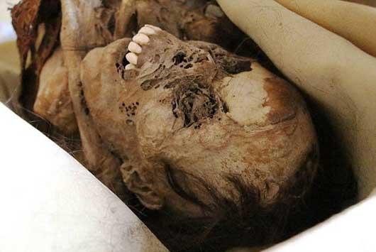 جسد مومیایی ۹۰۰ ساله کنار خیابان+تصاویر