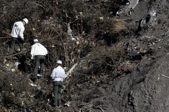 تصاویر : تلاش برای یافتن جنازه قربانیان سقوط ايرباسA320