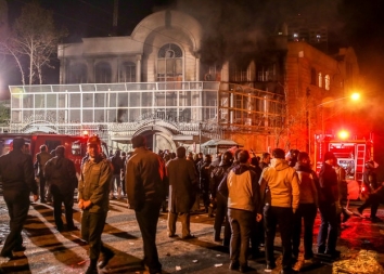 همه چیز از ساعت 22:20 شروع شد؛ نیروهای خودسر با کوکتل مولوتف به سفارت حمله کردند / تعدادی از این افراد بازداشت شدند