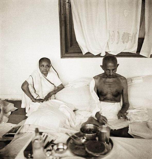 تصاویر : آلبوم کمیاب از 10سال آخر عمر گاندی