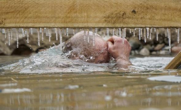 تصاویر : غسل تعمید میان آب و یخ