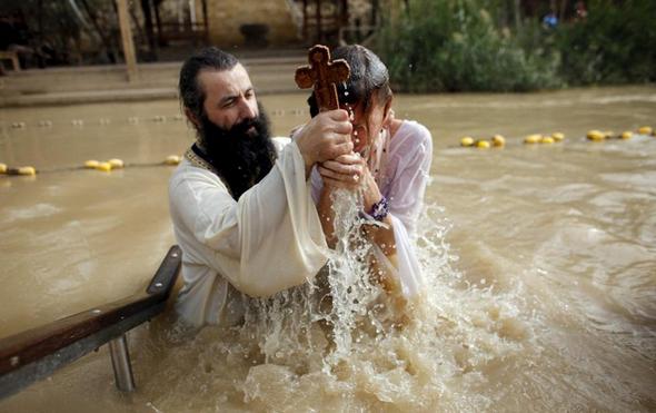 تصاویر : غسل تعمید میان آب و یخ