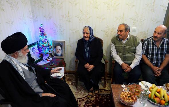 تصاویر : حضور رهبر معظم انقلاب در منزل خانواده‌ی شهید آشوری