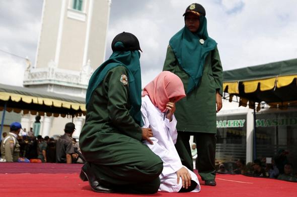 تصاویر : شلاق‌خوردن دختر و پسر دانشجو در اندونزی