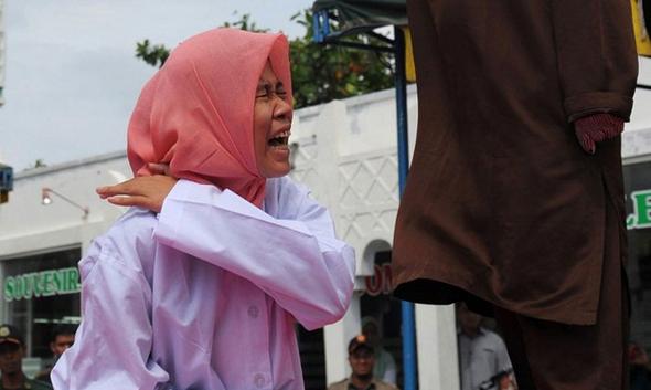 تصاویر : شلاق‌خوردن دختر و پسر دانشجو در اندونزی