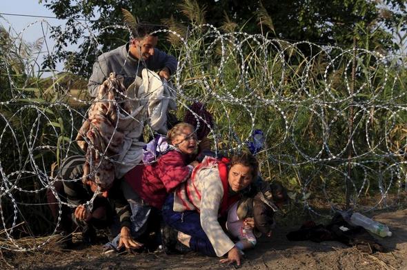 تصاویر : پناهجویان پشت سیم های خاردار