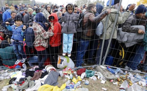 تصاویر : پناهجویان پشت سیم های خاردار