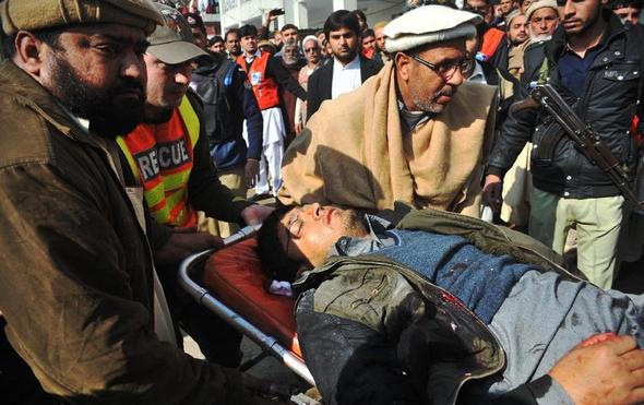 تصاویر : حمله به دانشگاه پاکستان‎ با 70 کشته و زخمی
