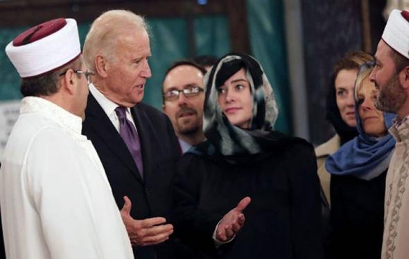 تصاویر : جو بایدن و همسرش در مسجد