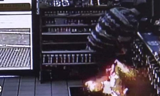 فندک برقی مرد جوان را آتش زد+تصویر