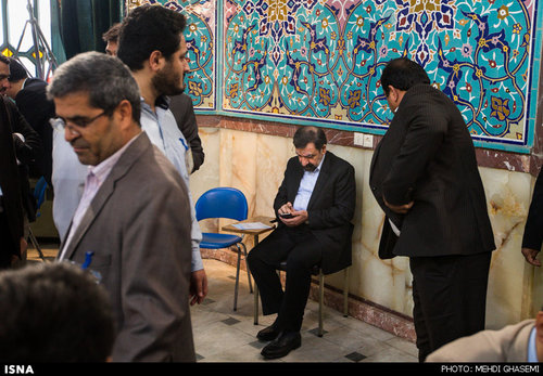 محسن رضایی در حال نوشتن رای از روی موبایل / عکس