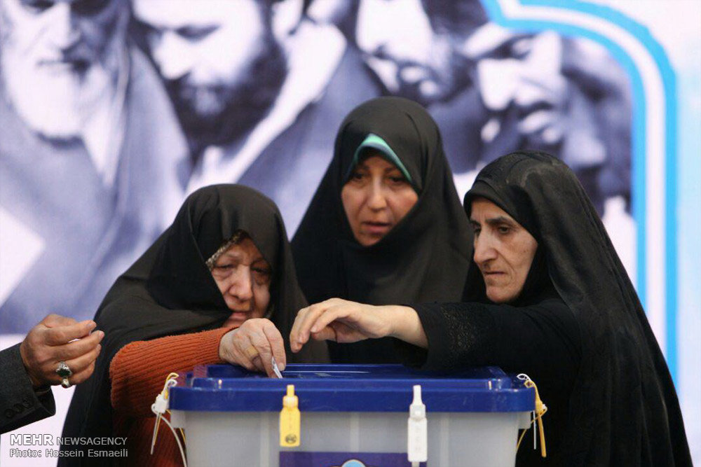 رای همسران ظریف و هاشمی در جماران /عکس