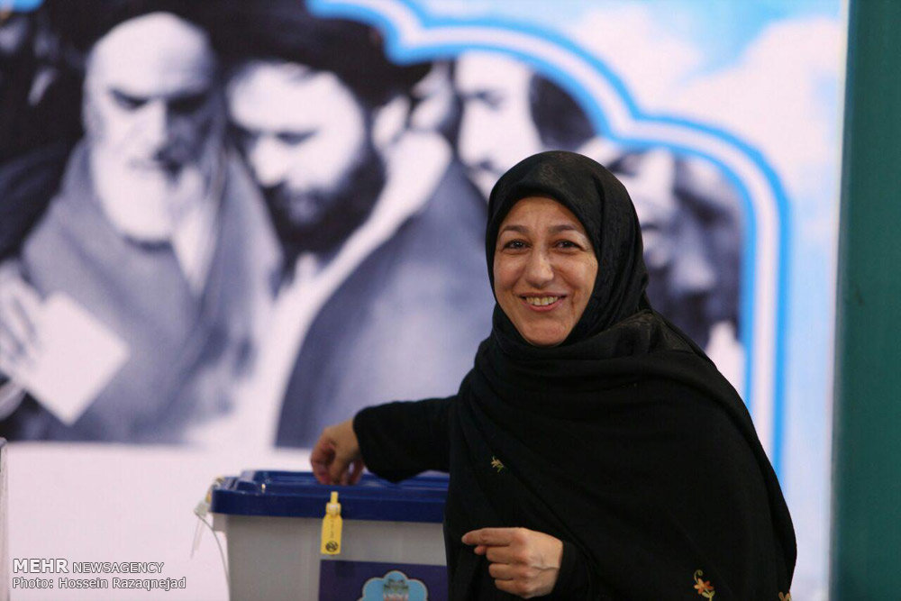 رای همسران ظریف و هاشمی در جماران /عکس