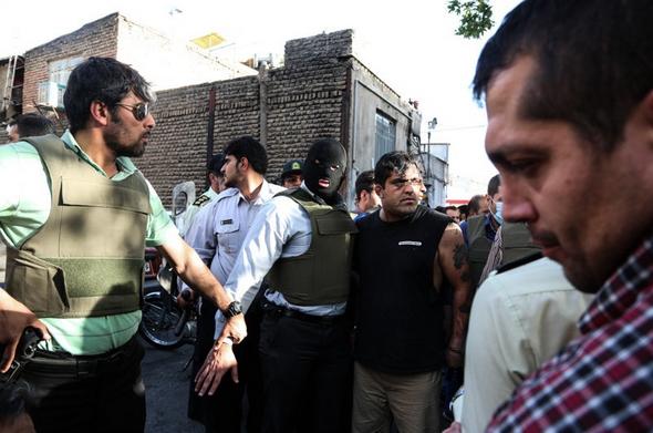 تصاویر : بازسازی صحنه قتل پسر جوان در شرق تهران