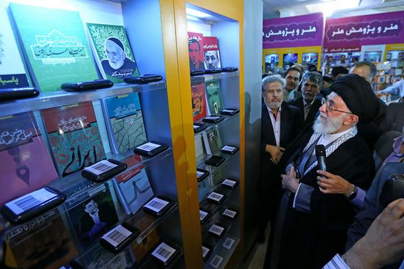 تصاویر : رهبرمعظم انقلاب در نمایشگاه کتاب