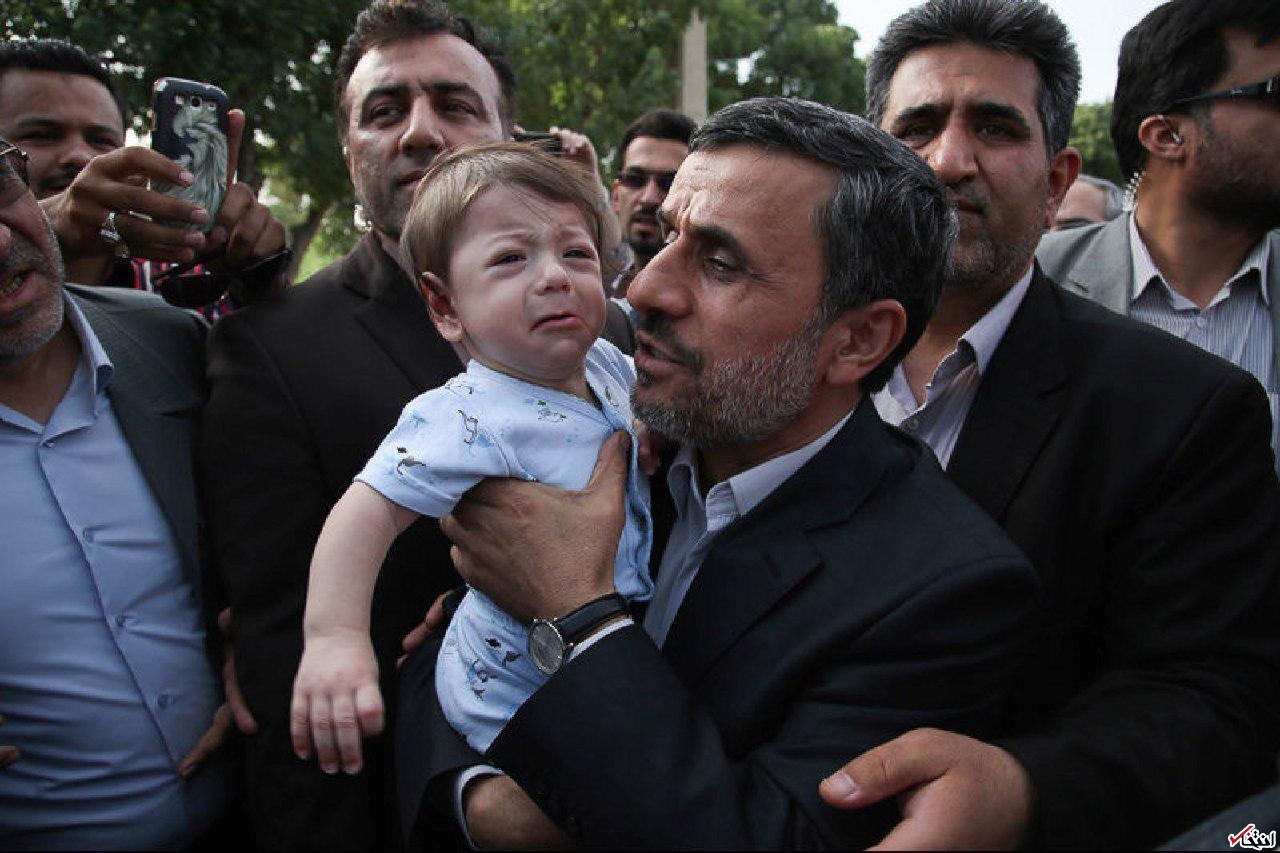 عکس : تلاش احمدی نژاد برای آرام کردن کودک