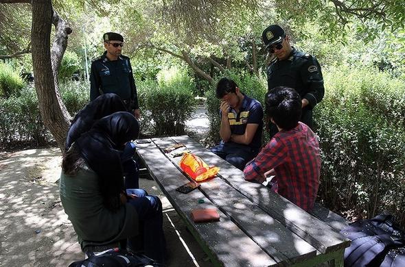 تصاویر : تذکر پلیس به روزه خواران در تهران