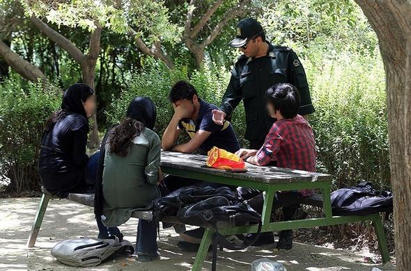 تصاویر : تذکر پلیس به روزه خواران در تهران