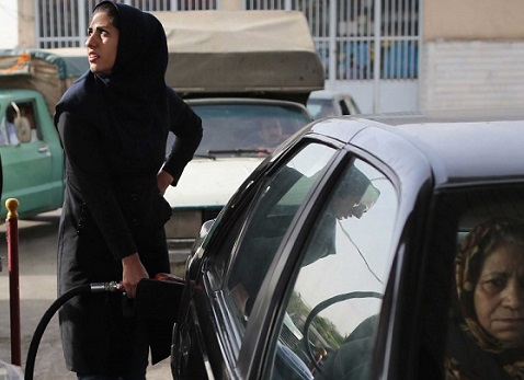 افزایش قیمت بنزین مصوبه دوره ی احمدی نژاد است / بهای بنزین در ایران هنوز هم نسبت به دیگر کشورهای خاورمیانه کمتر است