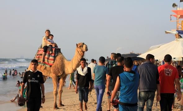 تصاویر : افزایش دما و پناه بردن مردم غزه و رام الله به دریا