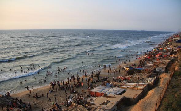 تصاویر : افزایش دما و پناه بردن مردم غزه و رام الله به دریا