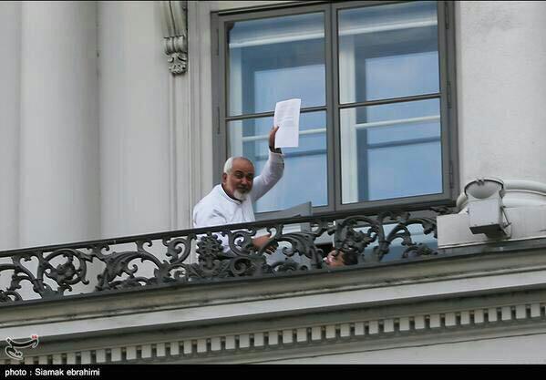 عکس: آیا برگه ی در دست ظریف، متن توافق است؟