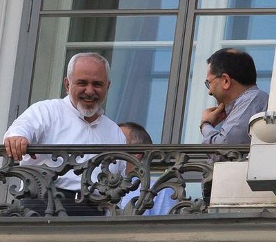 ظریف در بالکن هتل کوبورگ: امشب مذاکرات به اتمام نمی رسد