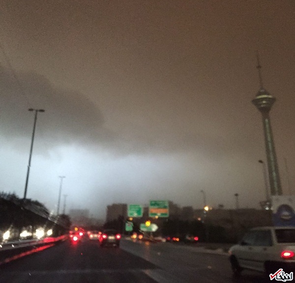 طوفان شدید گرد و خاک در تهران / برق برخی مناطق قطع شد