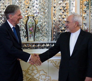ظریف: در برخی مسائل منطقه ای باید با انگلیس گفتگو کنیم/ هاموند: واقعا خوشحالم که به ایران آمده ام / انتظار داریم امریکا توافق را تایید کند