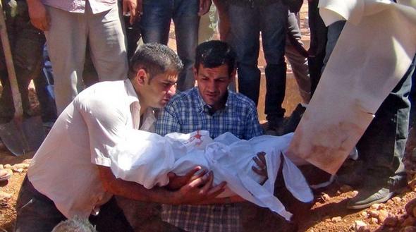 تصاویر :  خاکسپاری کودک سه ساله سوری