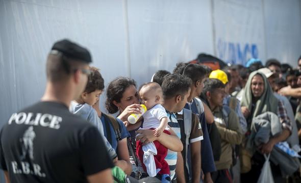 تصاویر : هجوم مهاجران به مرزهای بسته اروپا