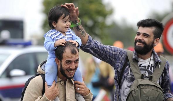 تصاویر : هجوم مهاجران به مرزهای بسته اروپا
