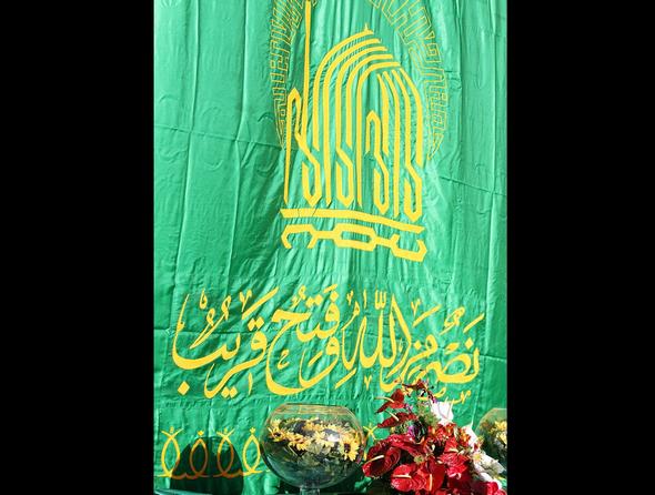 تصاویر : مراسم تعویض پرچم گنبد امام رضا(ع) در آستانه ولادت