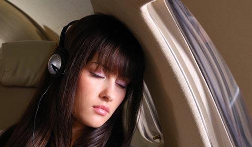 چالش بزرگ خوابیدن در هواپیما!