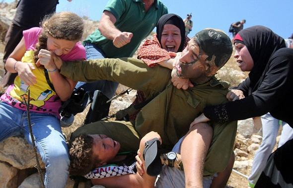تصاویر : نجات کودک از چنگ سرباز اسرائیلی
