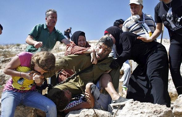 تصاویر : نجات کودک از چنگ سرباز اسرائیلی