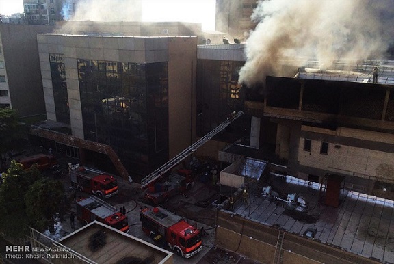 آتش‌سوزی گسترده در ساختمان وزارت کشور/ عکس